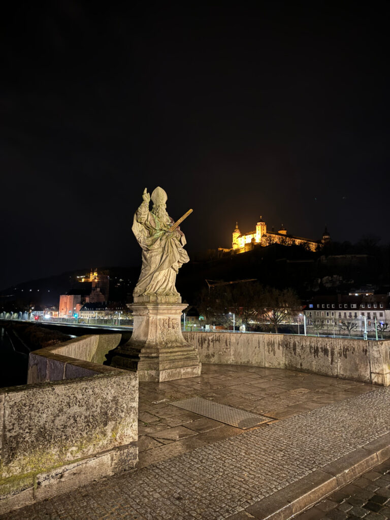 Würzburg - Blick von der steinernen Brücke Richtung Festung bei Nacht