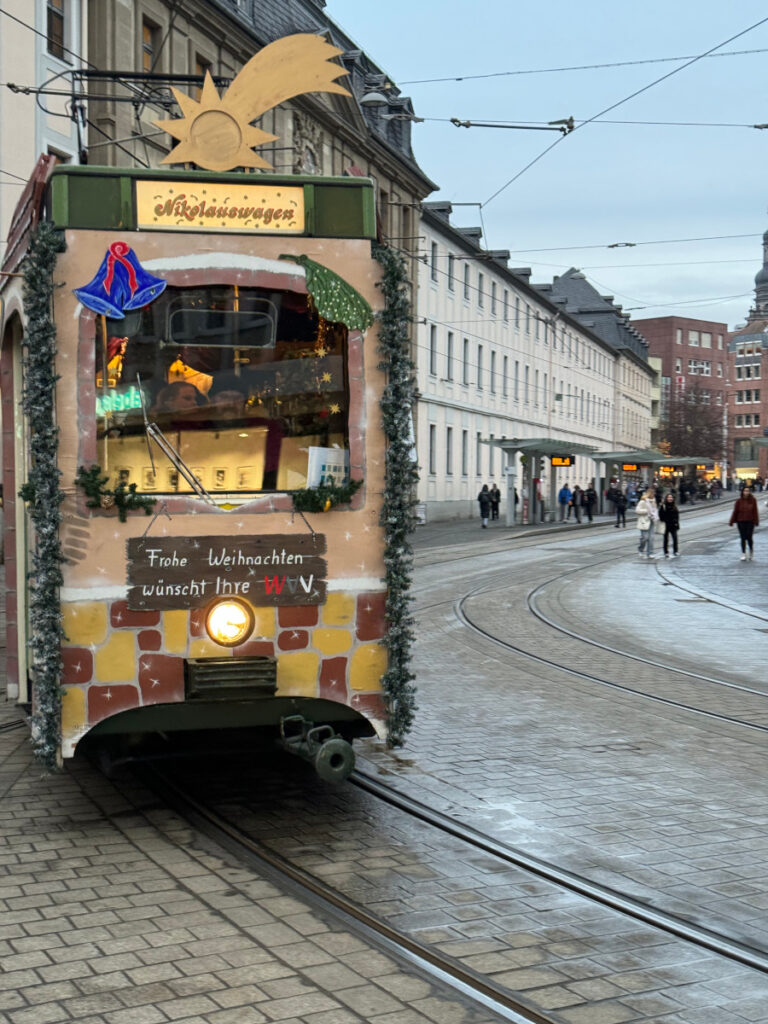 Weihnachtsmarkt Würzburg Nikolaus Straßenbahn